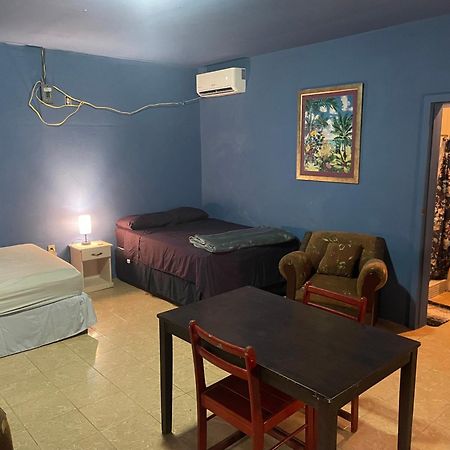 Airport Inn Roatan Eksteriør billede