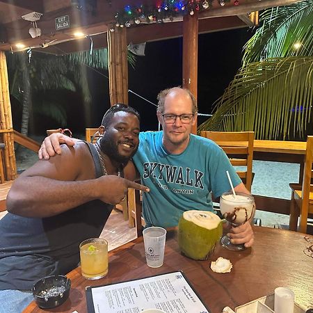 Airport Inn Roatan Eksteriør billede