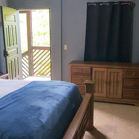 Airport Inn Roatan Eksteriør billede
