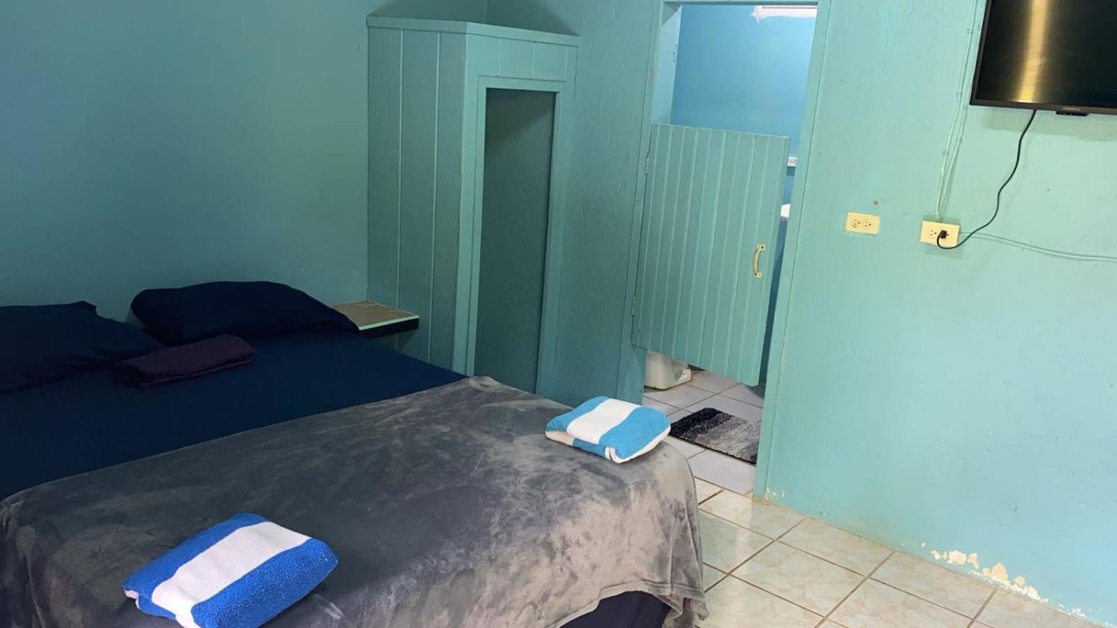 Airport Inn Roatan Eksteriør billede