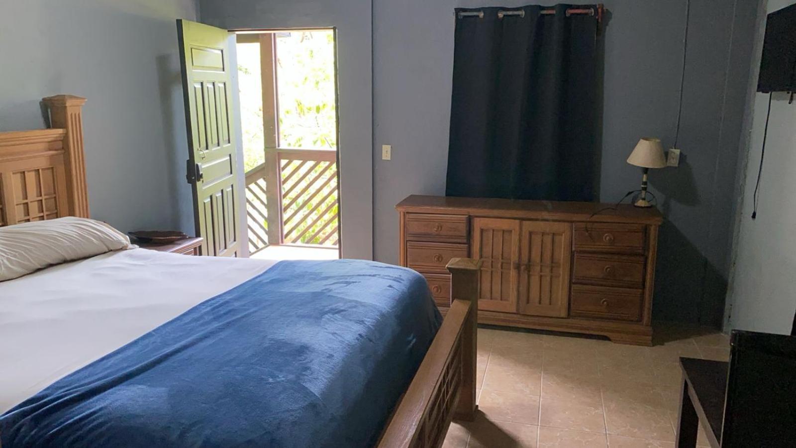 Airport Inn Roatan Eksteriør billede