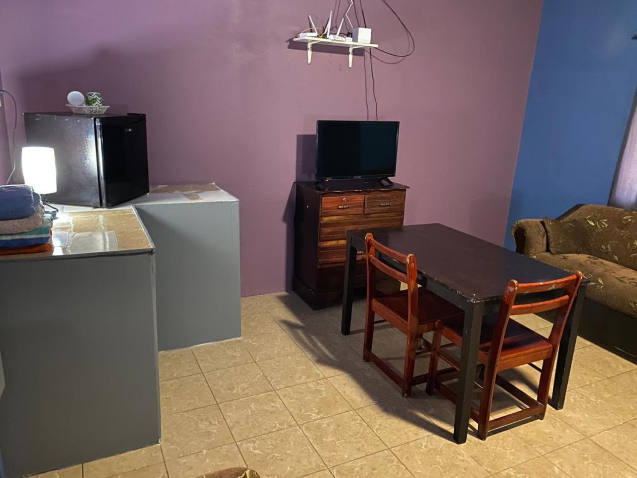 Airport Inn Roatan Eksteriør billede