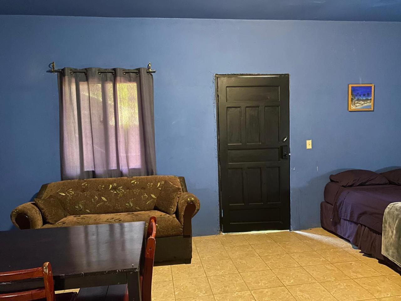 Airport Inn Roatan Eksteriør billede