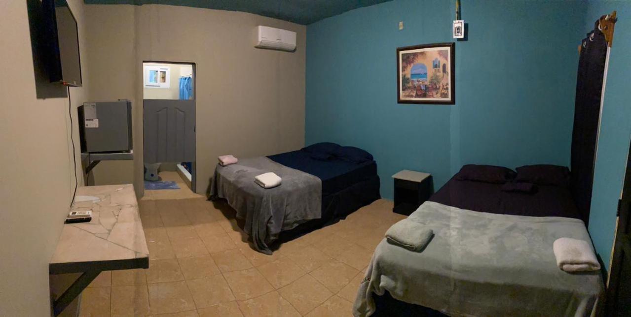 Airport Inn Roatan Eksteriør billede