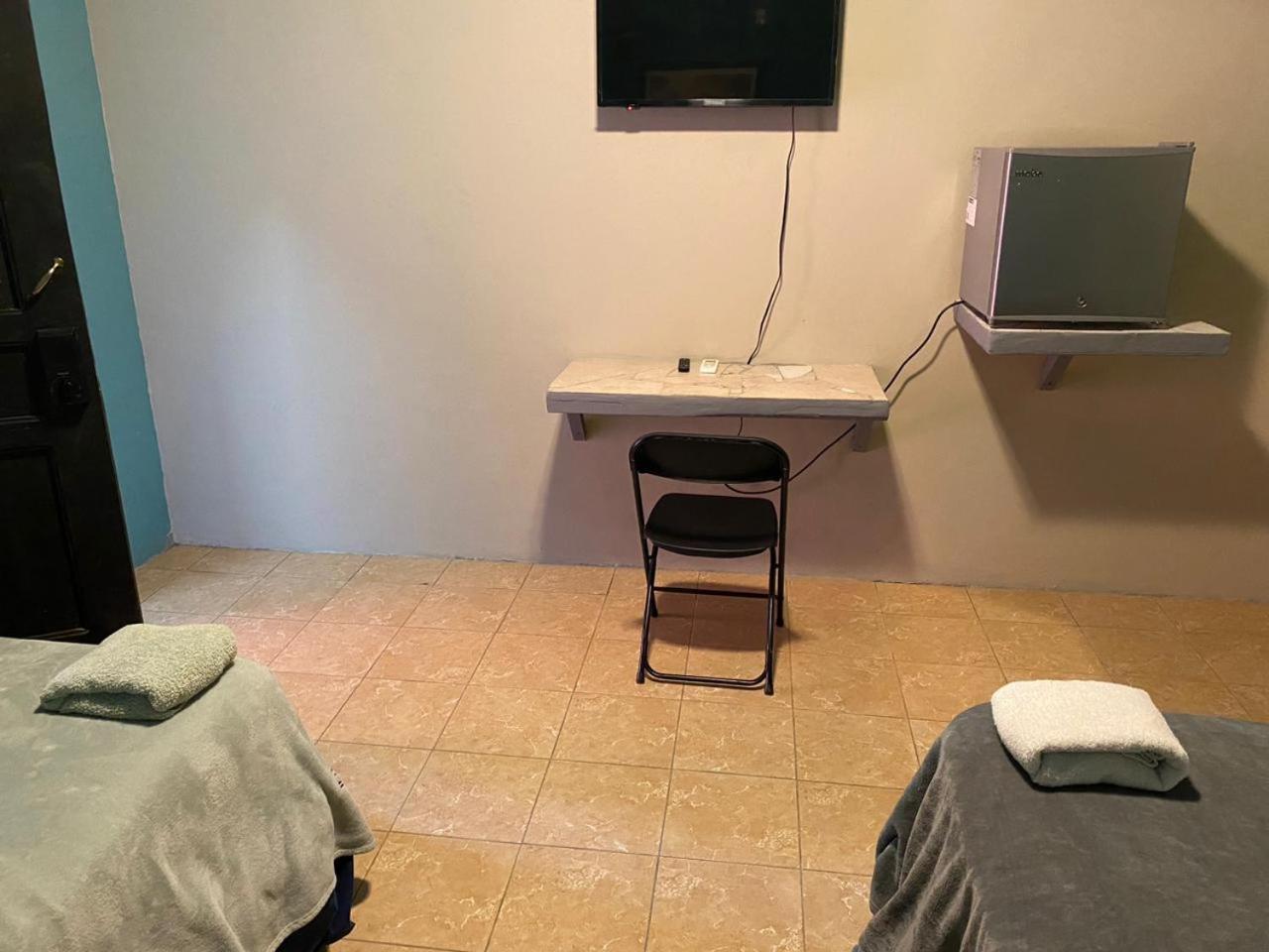 Airport Inn Roatan Eksteriør billede