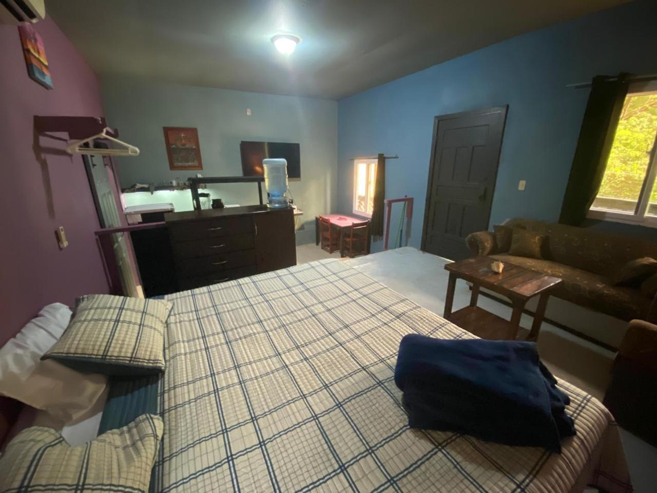 Airport Inn Roatan Eksteriør billede