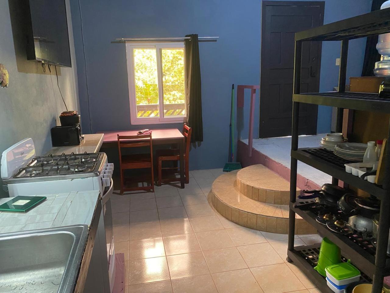 Airport Inn Roatan Eksteriør billede