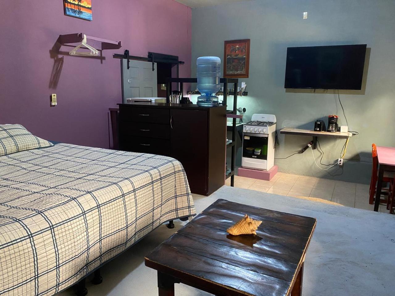Airport Inn Roatan Eksteriør billede
